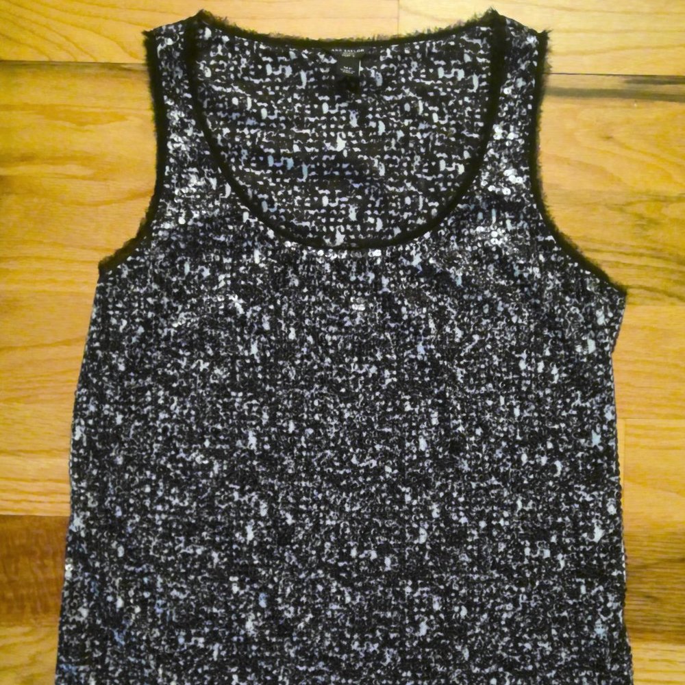 ANN TAYLOR Black Open Weave Lined Sequin on Front Sleeveles Ruffle Blouse MP